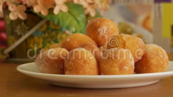 奶酪甜甜圈在盘子里视频的预览图