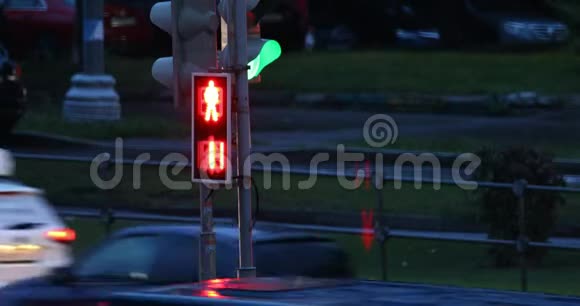 行人交通灯由红色至绿色设有倒计时开关视频的预览图