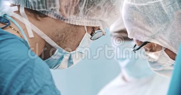 手术室的一群外科医生医学外科保健理念拍摄于红色4k10位彩色空间视频的预览图