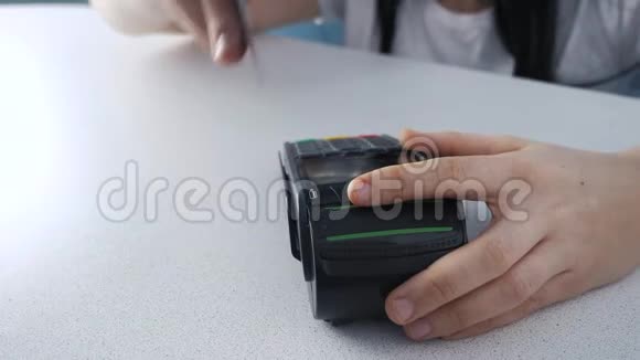 用信用卡支付购买和销售生活方式商品和服务店里的信用卡女孩付钱视频的预览图