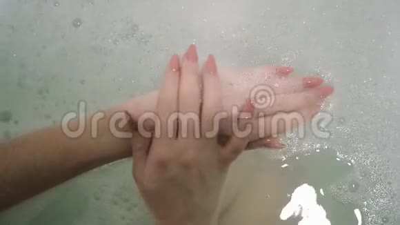 女孩按摩用泡沫洗手视频的预览图