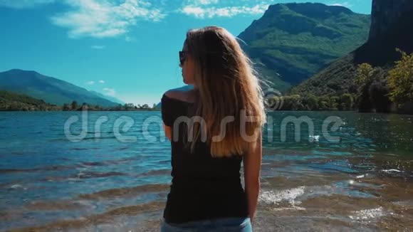 大自然风景视频湖中的女人视频的预览图