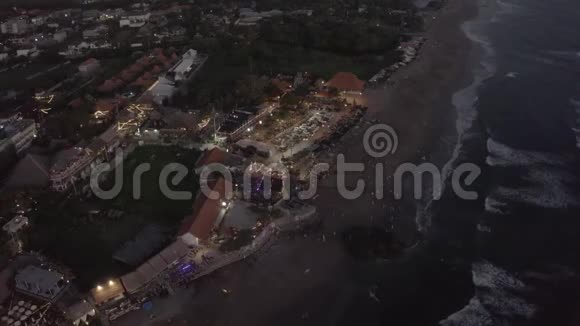 巴图巴隆海滩巴厘岛4KDran航班夜间冲浪视频的预览图
