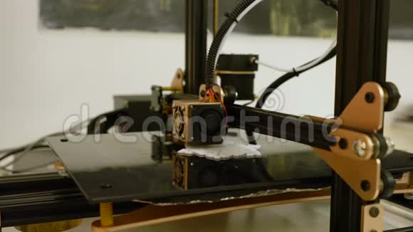 3Ddiy打印机打印塑料雪花片视频的预览图