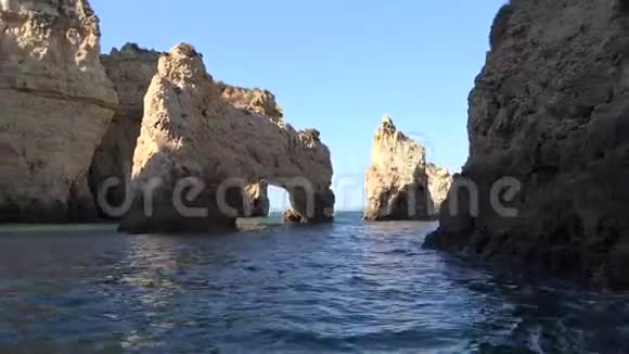 有天然拱门的海洋石窟视频的预览图
