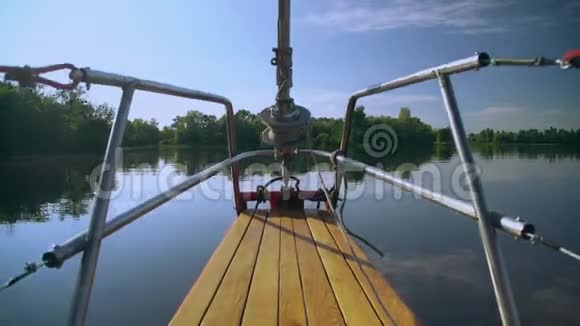 日出时帆船在水面滑行视频的预览图