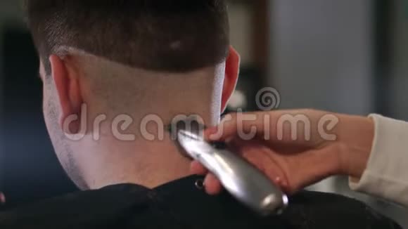 在一家专业修剪师的理发店里可以近距离观看男性的发型男在美发厅理发视频的预览图
