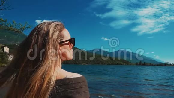 大自然风景视频湖中的女人视频的预览图