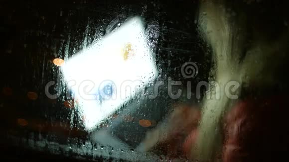 女孩在车里在笔记本电脑上工作4K30fpsPros视频的预览图