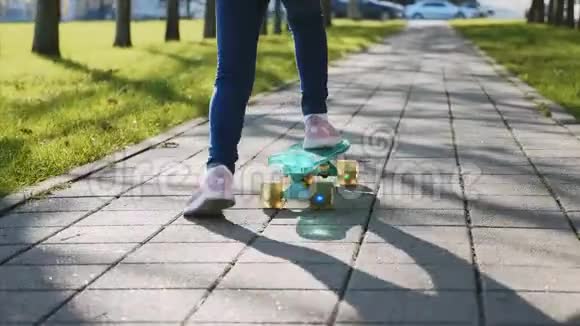 动态视频女孩的腿牛仔裤骑滑板稳定后视视频的预览图