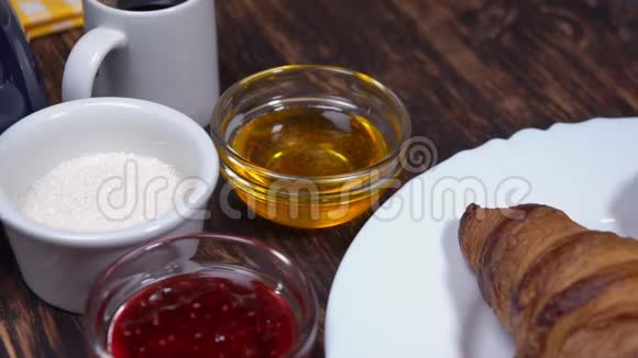 女人用茶匙浇蜂蜜的大镜头视频的预览图