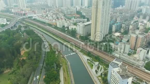 深圳城市和路过的火车中国空中景观视频的预览图