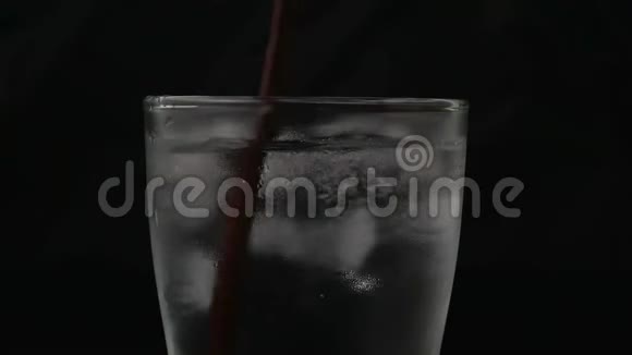 关闭手动搅拌冰水与吸管在黑色背景正面视图与细节视频的预览图