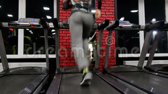 健身房跑步机视频的预览图