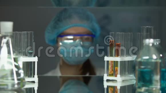 实验室助理用放大镜研究肉类样品视频的预览图