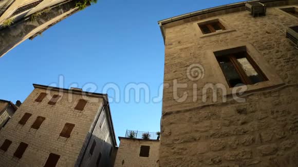 威尼斯和地中海建筑的旧砖房Budva黑山底景和低角建筑视频的预览图