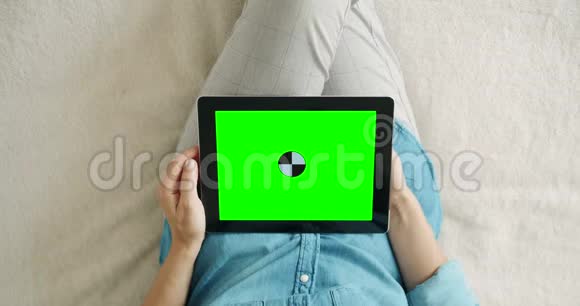 女人拿着平板的彩色顶部视图视频的预览图