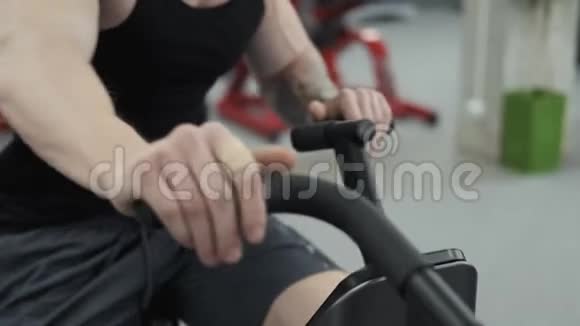 在健身房骑自行车锻炼的人使用旋转自行车的肌肉男视频的预览图