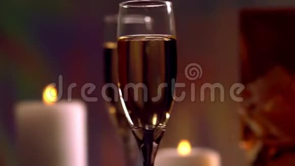 烛光般的香槟酒杯旋转着视频的预览图