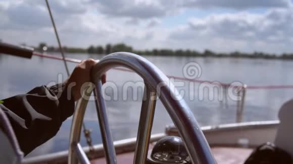 舵手控制船只航行视频的预览图