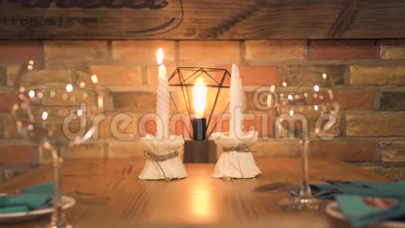 酒杯站在餐桌上点燃蜡烛在餐厅浪漫约会服务员点蜡烛视频的预览图