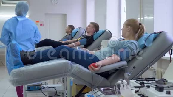 一名医生在一个捐赠中心检查献血者慈善工作视频的预览图