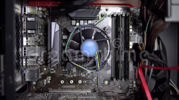 主板上的处理器冷却器在旋转电脑上的CPU冷却系统从内部查看计算机视频的预览图