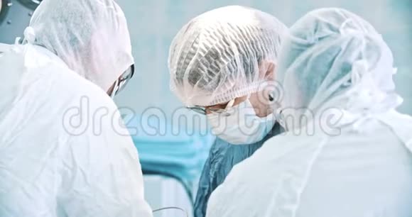 一群外科医生手术室医学外科保健理念拍摄于红色4k10位彩色空间视频的预览图