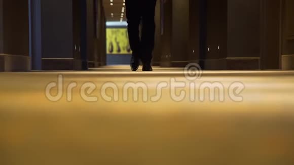 在走廊里散步的商人视频的预览图