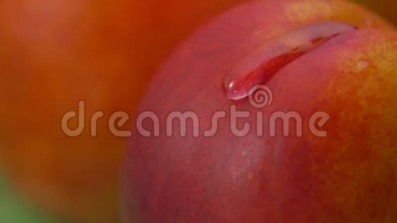 特写一滴水在桃子上流动视频的预览图