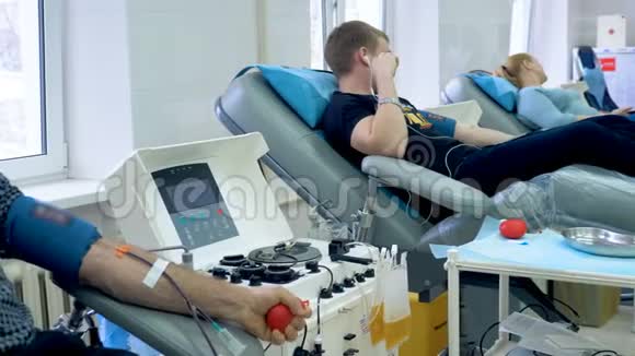 志愿者在现代中心献血医疗机器在工作视频的预览图