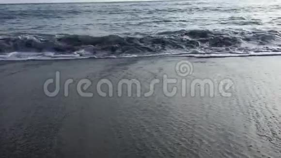 海浪的缓慢运动视频的预览图