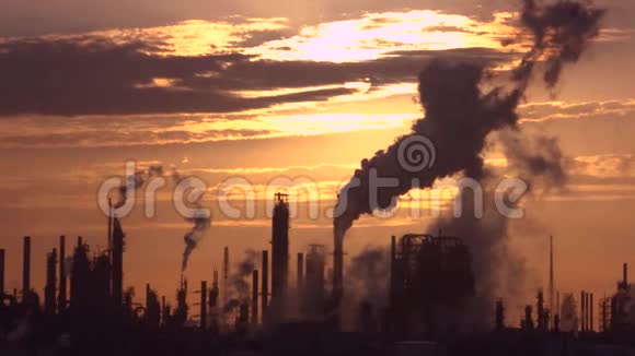 巨大的炼油厂散发出的乌云视频的预览图