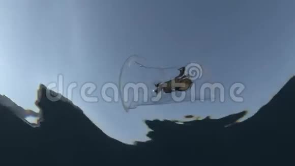 塑料污染蟹在阳光下慢慢漂浮在蓝色水面下的塑料杯内视频的预览图