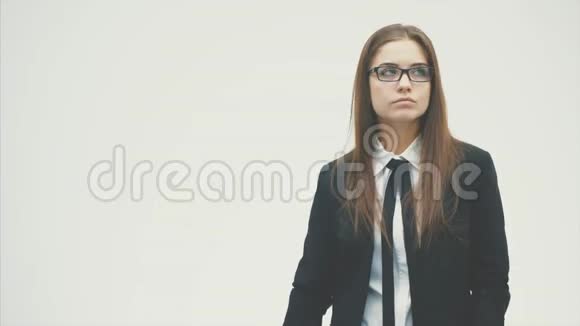 年轻漂亮的商业女孩拿着鸽子泡泡为文字孤立在白色的背景上视频的预览图