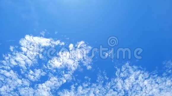 天空蓝色白色的小云视频的预览图