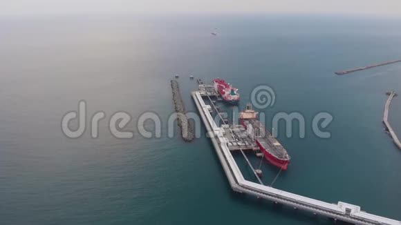 各种大型油轮和船只的狭长泊位视频的预览图