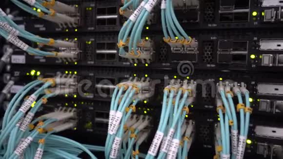 光纤电缆接近数据中心电信宽带闪烁绿色LED灯技术服务器视频的预览图