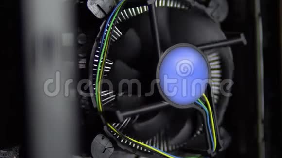 主板上的处理器冷却器正在旋转特写电脑上的CPU冷却系统从视频的预览图