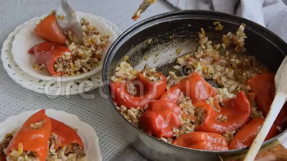 准备吃肉末米饭和蔬菜的红椒馅视频的预览图