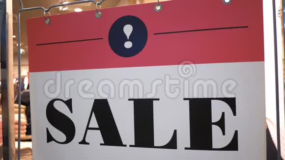 商场橱窗内的销售标志季节性销售期间的折扣视频的预览图