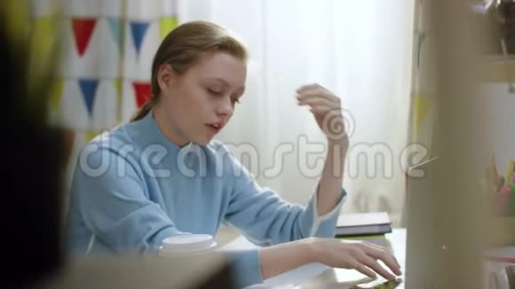 精疲力竭的年轻学生用笔记本电脑工作视频的预览图
