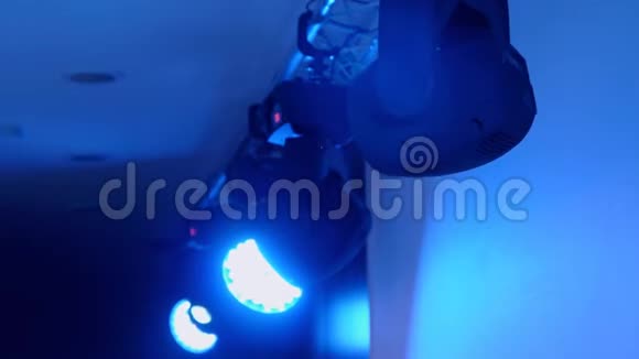 舞台上的照明设备在聚光灯下吸蓝色的烟音乐剧音乐会表演视频的预览图