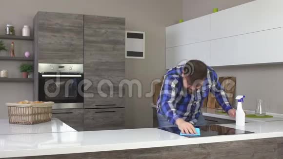 一个留着胡子的快乐男人打扫厨房洗炉子跳舞慢动作打扫卫生视频的预览图