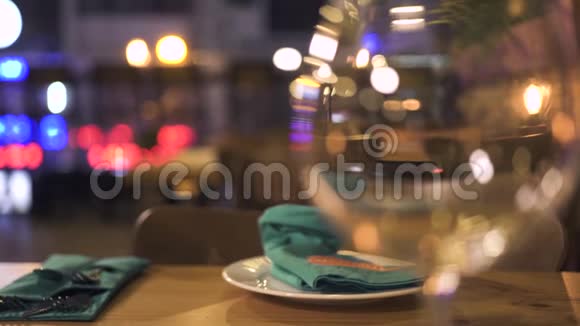 晚餐用的酒杯站在优雅餐厅的桌子上服务员提供餐桌视频的预览图