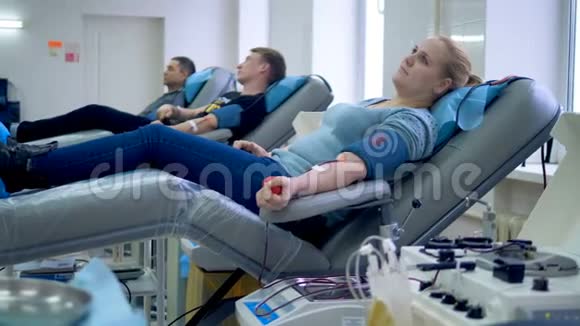 志愿者准备在一个特殊的中心献血坐在扶手椅上视频的预览图