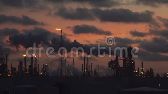 炼油厂在日落后排放烟雾和气体火焰视频的预览图