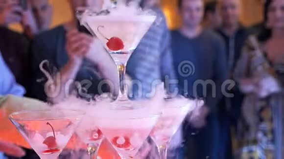派对上的烟熏鸡尾酒一束酒和樱桃从那里冒出来的烟创意鸡尾酒视频的预览图