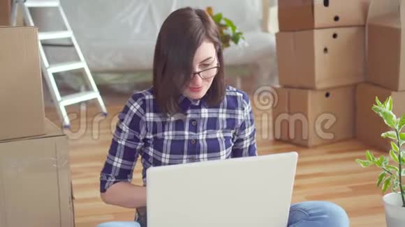 带笔记本电脑的年轻女性背景是盒子和建筑工程视频的预览图