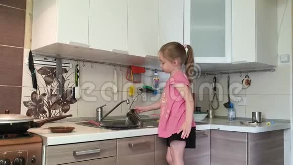 小女孩在厨房洗碗孩子们帮助父母视频的预览图